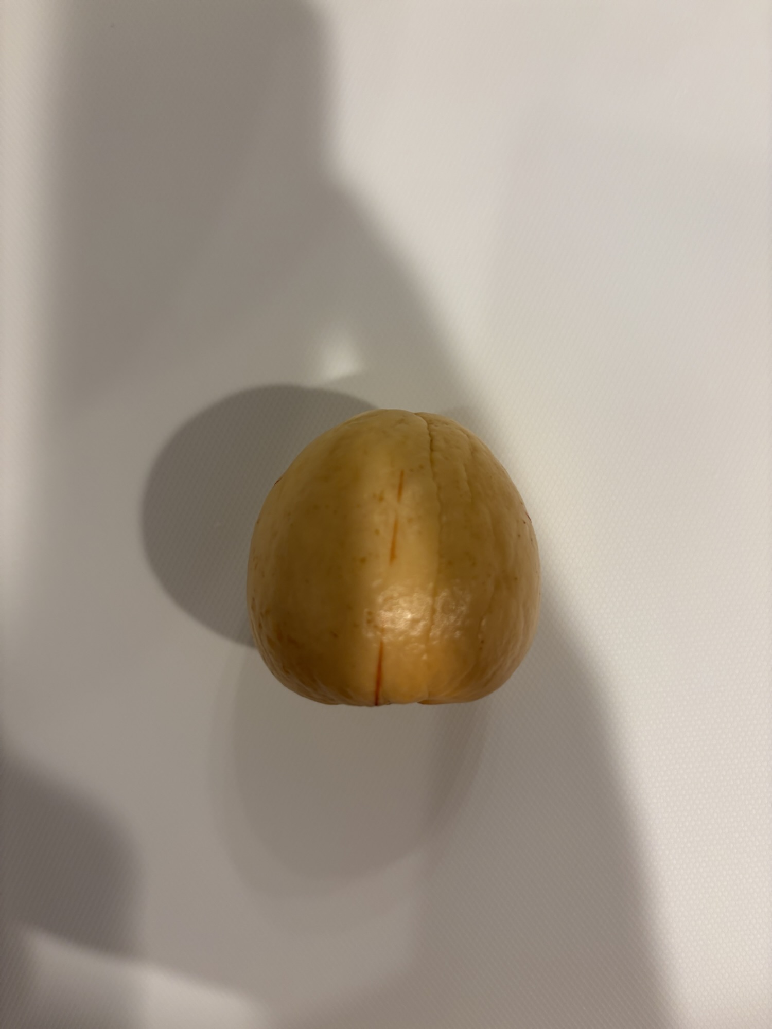 清潔なキッチンスポンジで細かい薄皮も取ります