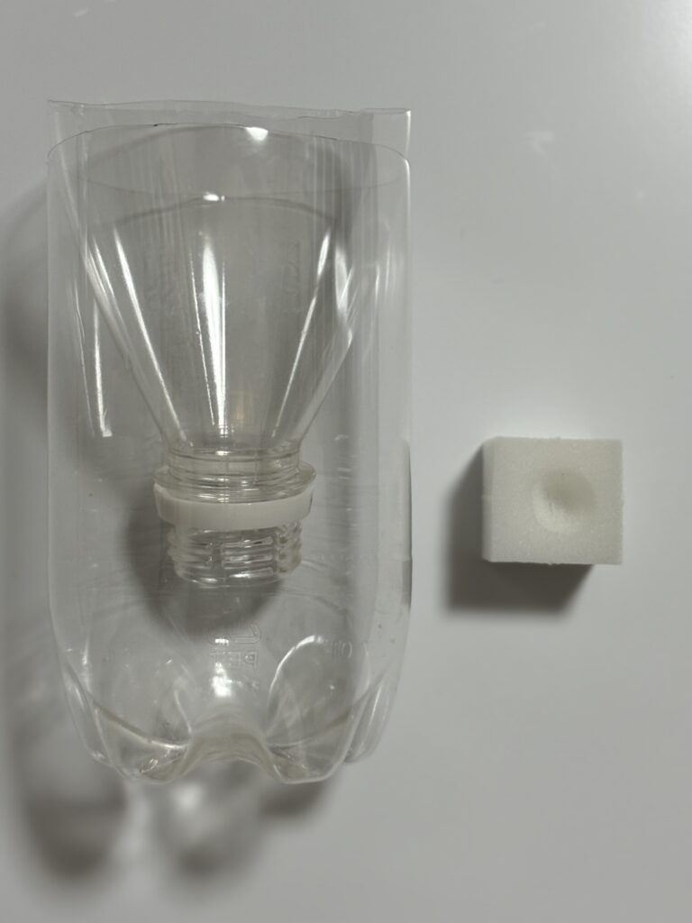 ペットボトルで作った水耕栽培容器と、水耕栽培スポンジ