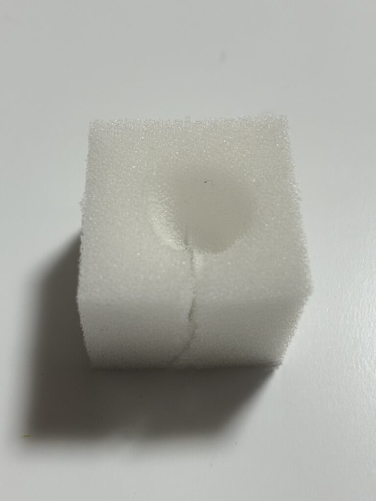 水耕栽培スポンジは根を挟めるように半分破っておきます