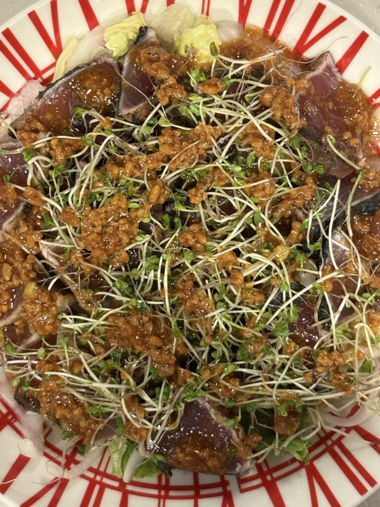 収穫したブロッコリースプラウト、かつおのたたき、カット野菜でカルパッチョにしました