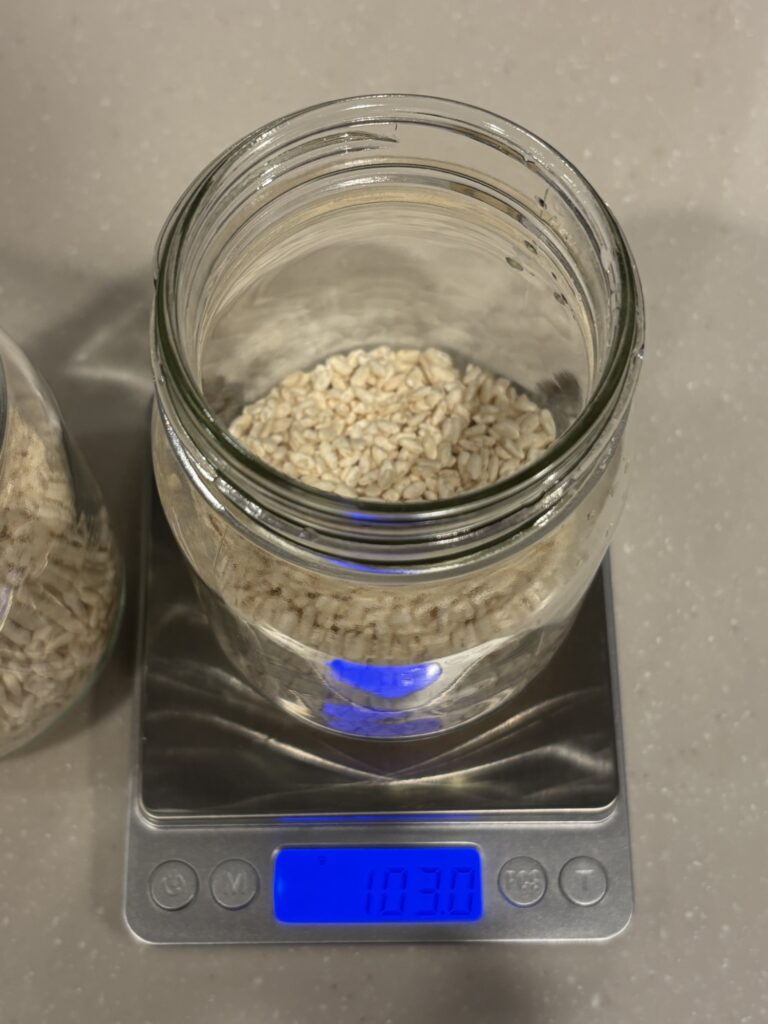 加熱殺菌した容器に乾燥米麹を100g入れる